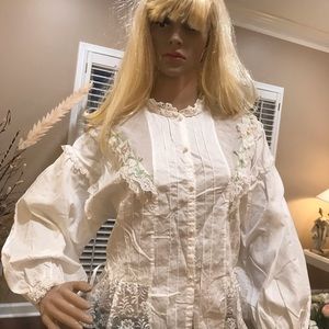 STUNNING VINTAGE LACY TOP WITH INTRICATE DESIGN